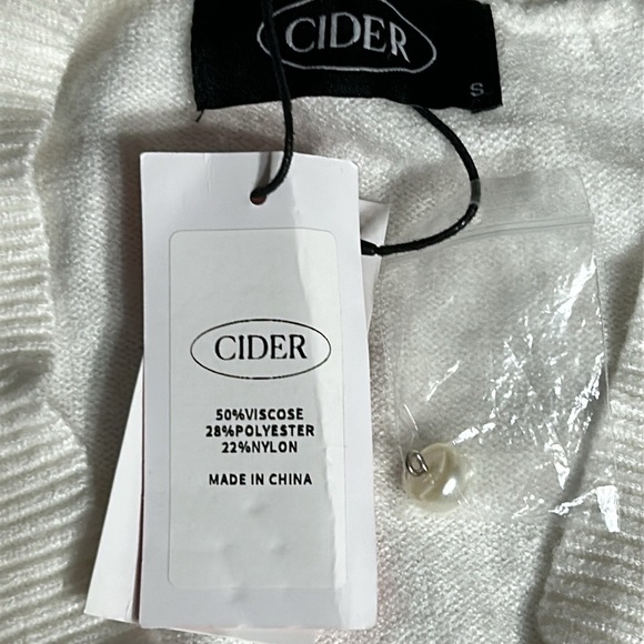 Cider,cropped white sweater,S.,pearl like buttons front,
Summer,feminine,staple - Picture 10 of 10